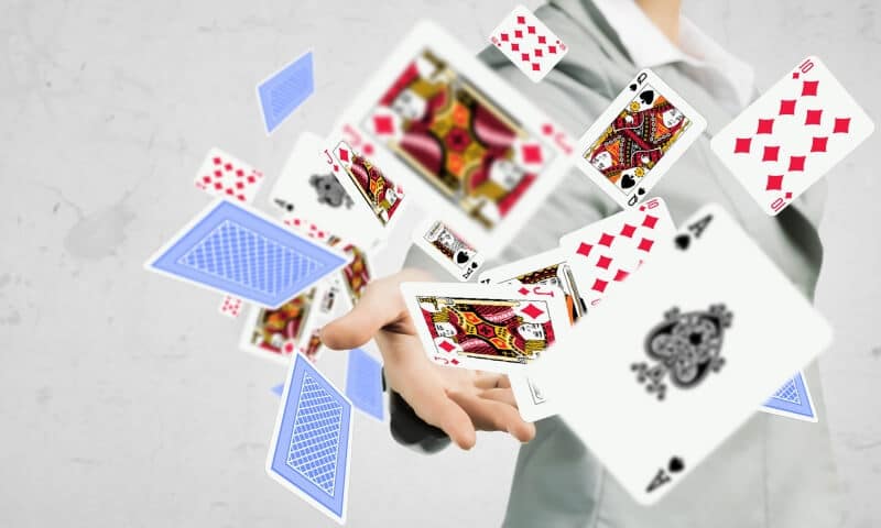 Hình 1. Kiên trì học hỏi để tích lũy kinh nghiệm chơi bài tốt